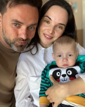 Timur Miroshnychenko Instagram - Ми зараз VS. Ми в перший день знайомства.

Цю фотку (друга в каруселі) ми зробили тишком-нишком 09 червня в день знайомства, бо фоткати насправді не дуже дозволено. Але ми розуміли, що ми віднині разом на все життя, тому дуже хотіли зробити це фото, наші перші хвилини разом.

Ми бачились тоді усього хвилин 30-40. Зустріч була не легка, бо навколо натовп дорослих (така процедура), він злякався. Але одразу пішов до нас. Одразу…

За півгодини ми вже телефонували в Київ і казали, що знайшли сина.

І от пройшло трохи більше 4 місяців з того дня. 
Марсель став іншим.
Ми стали іншими.
Ми примножили любов на тисячу. І не уявляємо вже нашого життя без тебе, сину!