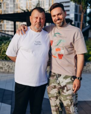 Timur Miroshnychenko Instagram - Ми не погоджували з нашими батьками ідею усиновити дитину. Дітей.
Просто повідомили про свій вже готовий намір.
Вони були трохи в шоці.
Бабусі переживали, чи вистачить у них сил на трьох онуків.
Мій тато [Інна] запитав «Це остаточне рішення?». І після «так» просто привітав.
Коли дійшло до усиновлення вдруге, і ми сказали, що шукаємо дитину 8-12 років, моя мама була в шоці вже не трохи. Просила подумати. 
Бо це «сформована особистість».
«Це в першу чергу дитина», відповіла тоді я.
Хоча потім ще багато разів плакала з думкою «мама була права», але це вже зовсім інша історія 😂.
Тато знову подзвонив і запитав «Це остаточне рішення?». І знову привітав.

З перших днів і мої, і Тіма батьки прийняли своїх онуків, ніби знають їх все життя.
Інколи мені здається, що в батьках ще більше прийняття і безумовної любові, ніж є в нас.

Батьки не проходили навчання, не розуміють багатьох речей. І дуже часто бували в шоці від того, що робить з дитиною заклад інституційного догляду. І яка травмована душа потрапляє в сім’ю.
Але ніколи ніхто не сказав «навіщо?» чи «поверніть назад», «а раптом це зашкодить іншим дітям?».

Це наші діти.
І їхні онуки.
Вони окутали їх тотальною любовʼю. 
А любов, як відомо, зцілює будь-які рани)