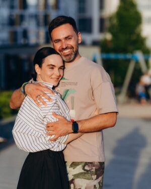 Timur Miroshnychenko Instagram - Ми не погоджували з нашими батьками ідею усиновити дитину. Дітей.
Просто повідомили про свій вже готовий намір.
Вони були трохи в шоці.
Бабусі переживали, чи вистачить у них сил на трьох онуків.
Мій тато [Інна] запитав «Це остаточне рішення?». І після «так» просто привітав.
Коли дійшло до усиновлення вдруге, і ми сказали, що шукаємо дитину 8-12 років, моя мама була в шоці вже не трохи. Просила подумати. 
Бо це «сформована особистість».
«Це в першу чергу дитина», відповіла тоді я.
Хоча потім ще багато разів плакала з думкою «мама була права», але це вже зовсім інша історія 😂.
Тато знову подзвонив і запитав «Це остаточне рішення?». І знову привітав.

З перших днів і мої, і Тіма батьки прийняли своїх онуків, ніби знають їх все життя.
Інколи мені здається, що в батьках ще більше прийняття і безумовної любові, ніж є в нас.

Батьки не проходили навчання, не розуміють багатьох речей. І дуже часто бували в шоці від того, що робить з дитиною заклад інституційного догляду. І яка травмована душа потрапляє в сім’ю.
Але ніколи ніхто не сказав «навіщо?» чи «поверніть назад», «а раптом це зашкодить іншим дітям?».

Це наші діти.
І їхні онуки.
Вони окутали їх тотальною любовʼю. 
А любов, як відомо, зцілює будь-які рани)
