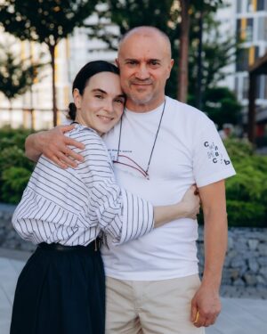 Timur Miroshnychenko Instagram - Ми не погоджували з нашими батьками ідею усиновити дитину. Дітей.
Просто повідомили про свій вже готовий намір.
Вони були трохи в шоці.
Бабусі переживали, чи вистачить у них сил на трьох онуків.
Мій тато [Інна] запитав «Це остаточне рішення?». І після «так» просто привітав.
Коли дійшло до усиновлення вдруге, і ми сказали, що шукаємо дитину 8-12 років, моя мама була в шоці вже не трохи. Просила подумати. 
Бо це «сформована особистість».
«Це в першу чергу дитина», відповіла тоді я.
Хоча потім ще багато разів плакала з думкою «мама була права», але це вже зовсім інша історія 😂.
Тато знову подзвонив і запитав «Це остаточне рішення?». І знову привітав.

З перших днів і мої, і Тіма батьки прийняли своїх онуків, ніби знають їх все життя.
Інколи мені здається, що в батьках ще більше прийняття і безумовної любові, ніж є в нас.

Батьки не проходили навчання, не розуміють багатьох речей. І дуже часто бували в шоці від того, що робить з дитиною заклад інституційного догляду. І яка травмована душа потрапляє в сім’ю.
Але ніколи ніхто не сказав «навіщо?» чи «поверніть назад», «а раптом це зашкодить іншим дітям?».

Це наші діти.
І їхні онуки.
Вони окутали їх тотальною любовʼю. 
А любов, як відомо, зцілює будь-які рани)