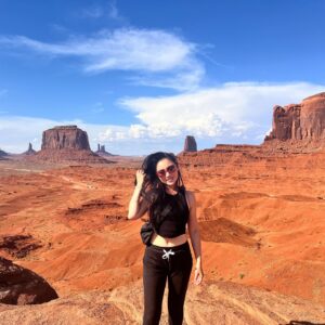 Tina Guo Instagram - The Navajo Nation is the largest reservation in the US, at 16 million acres and a population of over 200,000 Navajo.  The Navajo name for Monument Valley is Tsé Biiʼ Ndzisgaii. tsé (“rocks”)   biiʼ (“in, within”)   noodǫ́ǫ́z (“it is striped”)   łigaii (“it is white”) (white streaks around in the rocks)

The valley’s earliest inhabitants include the Ice Age Paleo-Indian hunters (12,000-6,000 B.C.), Archaic hunter-gatherers (6,000 B.C.-A.D. 1), and Anasazi farmers (A.D. 1-1300). The ancient Anasazi Pueblos inhabited the Four Corners and areas of Monument Valley, and their ruins are scattered throughout the formations and can still be seen today, including petroglyphs and pictographs. 

Before human existence, the Park was once a lowland basin. For hundreds of millions of years, materials that eroded from the early Rock Mountains deposited layer upon layer of sediment which cemented a slow and gentle uplift, generated by ceaseless pressure from below the surface, elevating these horizontal strata quite uniformly one to three miles above sea level. What was once a basin became a plateau.

Natural forces of wind and water that eroded the land spent the last 50 million years cutting into and peeling away at the surface of the plateau. The simple wearing down of altering layers of soft and hard rock slowly revealed the natural wonders of Monument Valley today.

🏜️🙏🏼