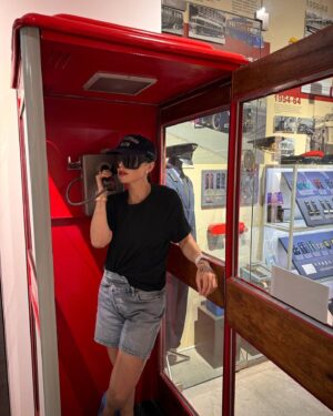 Tina Kandelaki Instagram - Газуем, друзья 🔥

Продолжаю свое путешествие. Как вы поняли, стараюсь, чтобы всё было максимально разнообразно. Сначала побывала в Санкт-Петербурге, прошлась по великолепным историческим местам, приправила всё достопримечательностями городов Свияжск и Болгар, а дальше — речные прогулки, музеи и зоопарки. 

Еще одной машиной времени для меня стал музей «Назад в СССР» в Нижнем Новгороде. Люди моего поколения либо любят этот период, либо ненавидят, но и в том и в другом случае воспоминания затягивают. 

Ностальгия — чувство приятное, я бы даже сказала, полезное. Оно учит ценить то, что окружает нас здесь и сейчас.
Конечно, как хорошая девочка не могла пройти мимо очаровательного милиционера и его боевого коня😈