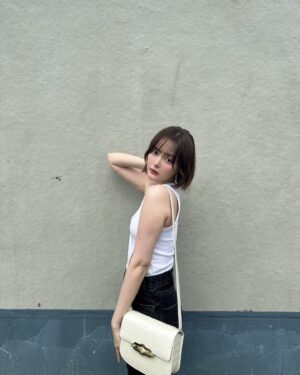 Tina Tamashiro Instagram - 夏に向けて、白いバッグが大活躍🤝🏻
マルベリーのピムリコサッチェル💠🫧

クロコダイルの型押しが大人っぽくて
デニムにさらっと合わせても決まります🧖‍♀️

@mulberryengland 
#mulberryengland #PR