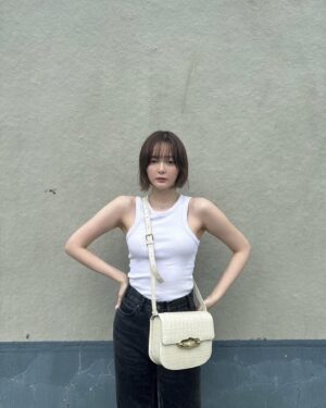 Tina Tamashiro Instagram - 夏に向けて、白いバッグが大活躍🤝🏻
マルベリーのピムリコサッチェル💠🫧

クロコダイルの型押しが大人っぽくて
デニムにさらっと合わせても決まります🧖‍♀️

@mulberryengland 
#mulberryengland #PR