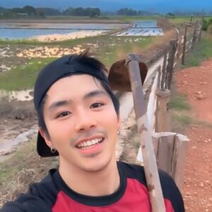 Tinwiphat Khueankaew Instagram - 🎼 ไอ้หนุ่มบ้านนา
หน้าตามันดำเหมือนถ่าน
ผิวคล้ำดำกร้าน
เพราะงานมันหนักจะแย่ 🎶😊 

เด็กบ้านๆมีสิทธิ์ไหมค้าบบบบบบบ....🤍

#ARTTIN #อาร์ตติณณ์ #บ้านอาร์ตติณณ์ #คนของอาร์ตติณณ์