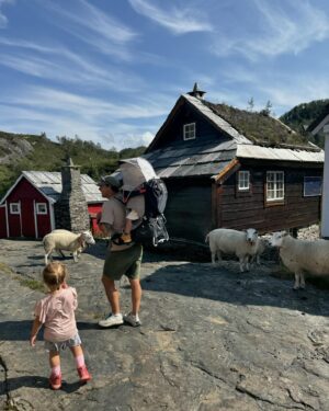 Tiril Sjåstad Christiansen Instagram - Tur til Grønnli, et sel bygget på 1800-tallet som hørte til gården der min gommo vokste opp 🛖 Masse gode minner med turer opp hit i barndommen. Blåbærplukking langs stian, froskejakt og snurring med speilegg og bacon på brødskive 🐸 Veldig koselig og kunne ta med ungene på tur inn hit og føre tradisjonene videre. Vega grilla også livets første marshmallow, noe som mildt sagt falt i smak!