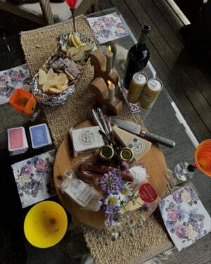 Tiril Sjåstad Christiansen Instagram - Postkort fra Geilo 📮 Fjellet er fint på sommeren ass! 

Deilige løpeturer i fjellet, toppturer med ungene, utefrokost på trappa, piknik ved fjorden, stølstur til @hamarsboenstolen, alt for mye gode oster fra bygda og deilige sykkelturer 🙏🏼 Takknemlig for masse kvalitetstid med familien, en aktiv ferie, litt alene tid med @stian_lauritzen og masse sprell med de to rakkerungene våres!