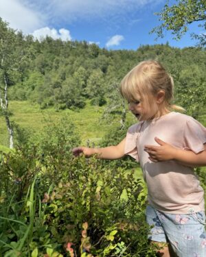 Tiril Sjåstad Christiansen Instagram - Tur til Grønnli, et sel bygget på 1800-tallet som hørte til gården der min gommo vokste opp 🛖 Masse gode minner med turer opp hit i barndommen. Blåbærplukking langs stian, froskejakt og snurring med speilegg og bacon på brødskive 🐸 Veldig koselig og kunne ta med ungene på tur inn hit og føre tradisjonene videre. Vega grilla også livets første marshmallow, noe som mildt sagt falt i smak!