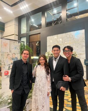 Tissa Biani Azzahra Instagram - sabtu minggu selalu jadi hari kondangan!
happy wedding kakakku @ade_govinda & @indiarisa_ semoga menjadi pernikahan yang langgeng sampai akhir hayat 🤍🌻

hair do @hairdo_mitsa 
dress @rorastudio