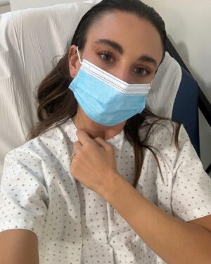 Tita Ureta Instagram - mi cuerpo me hablaba. y no quise escucharlo. seguí, enferma, con reacciones alérgicas, a ciegas. quería cumplir con todo. a veces pienso que las puedo hacer todas, pero pucha que es importante escucharse y parar. toqué fondo y aquí estoy en mi cama en reposo, para recuperarme y volver a empezar, sana. gracias a quienes me cuidaron. abrazo a todos quienes están enfermos o con energías más bajas 🫶🏽