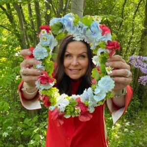 Titti Schultz Instagram - Nu finns det. Mitt Sommar i P1.
🌸
Louise och Tim, producent och tekniker, ni borde ha minst en varsin medalj. Tack för all hjälp, pepp, tålamod och skratt! Utan er hade det här inte blivit av och ni vet att det är alldeles sant…! 
🌸
Programmet hittar du NU i SR Playappen. Eller om du lyssnar på själva radioprogrammet, då hörs vi 13.00 i P1. 
🌸
Tack igen @louise_malmberg @tims_kellerman ♥️
Och Bibi för förtroendet.