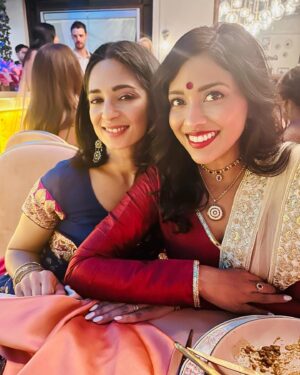 Tiya Sircar Instagram - Diwali Dinner Recap 🪔

🥻 : @thesareeroom 
💄 : yours truly
💎 : Mama Sircar

For tha culture 🇮🇳🪷🕉️🥰