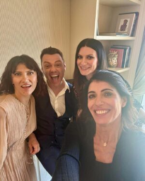 Tiziano Ferro Instagram - Quanta bella gente, quanti amici che non vedevo da (troppo) tempo, quanto amore.
Andrea, grazie per l’invito.
Ho riso, ho pianto…ho riso!
Immensamente grato.
🎼
Beautiful people and amazing friends I hadn’t seen in a long (too long!!!) time!
So much love!
Thank you for inviting me, Andrea.
I laughed, I cried…I laughed!
Forever grateful!
🎼
Gente Maravillosa y amigos increíbles que no veía desde hace (demasiado!) tiempo!
¡Cuanto amor!
Andrea, gracias por la invitación.
He reído, he llorado…he reído!
Infinitamente agradecido

@elisatoffoli
@moranatias
@laurapausini
@teddysphotos
@giorgiaofficial
@shaniatwain
@zuccherosugar
@ramazzotti_eros
@andreabocelliofficial
#bocelli30 #photodump