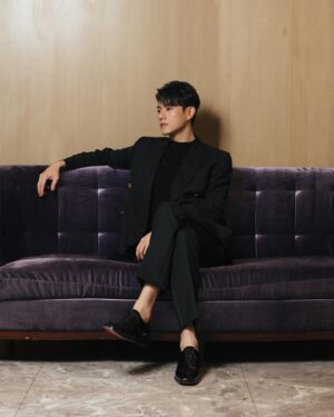 Toby Lee Instagram - 即日起收看 #Netflix 10/28上線新劇 #她和她的她 就可以獲得九宮格的我🤣 大家一定要收看哦❤️ 

Suit : @ralphlauren
Shoes : @louboutinworld
Style : @chenghan_han @aladdinxiao
Make up: @backstagealbee
Hair: @Raten02 @Chicshockhair
Photo: @hellohenryboy