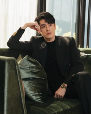 Toby Lee Instagram - 即日起收看 #Netflix 10/28上線新劇 #她和她的她 就可以獲得九宮格的我🤣 大家一定要收看哦❤️ 

Suit : @ralphlauren
Shoes : @louboutinworld
Style : @chenghan_han @aladdinxiao
Make up: @backstagealbee
Hair: @Raten02 @Chicshockhair
Photo: @hellohenryboy
