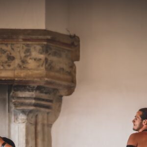 Tom Duquesnoy Instagram - Une spiritualité authentique embrasse TOUT ce qui EST, l’ombre comme la lumière, le mal comme le bien, l’être factice en soi comme l’être authentique, sans rien ajouter ni rien rejeter. Autrement dit, le côté pile et le côté face sont les deux aspects complémentaires et indissociables d’une même pièce. En rejetant l’un ou l’autre des aspects de la réalité, le mental crée un monde manichéen, émanant le bien et le mal. La dualité produit une diversité au sein de laquelle se cache l’unité de toute chose. C’est cela que j’apprends à rechercher derrière le voile des apparences : là où j’ai longtemps vu l’opposition et la différence, je vois aujourd’hui l’harmonie et la complémentarité. Se réaliser ne consiste pas à anéantir une partie de la réalité mais plutôt de reconnaitre et accueillir cet aspect comme faisant partie d’un tout indissociable. “Tout ce qui est, est en devenir et ce devenir, quoique harmonieux n’est point pacifique mais guerrier car chaque chose est le résultat de l’union d’elle-même et de son opposé” Héraclite