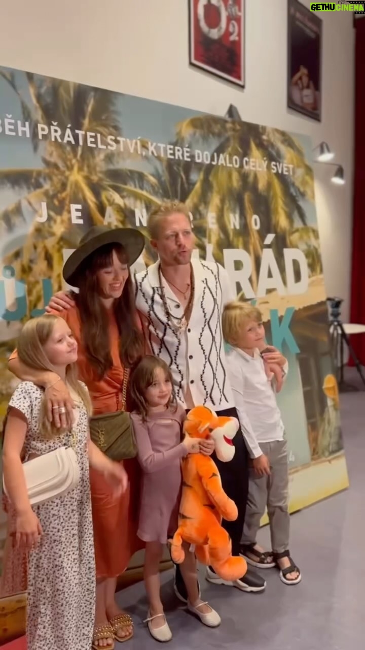 Tomáš Klus - 1.6K Likes - @continentalfilm_cz a @2mediacz nás pozvali na film MŮJ KAMARÁD TUČŇÁK na který tímto zveme vás všechny včetně vašich dětí.
Příběh muže, který v životě o mnohé přišel ale díky tomu, že jeho srdce nezahořklo zcela, tak mnoho získá. Po všech těžkostech vyráží na moře a v ropné skvrně nachází umírajícího tučňáka a tímto momentem začíná opravdu neuvěřitelný příběh přátelství, který vás dojme do slzavého údolí. Jděte si prožít tuhle dechberoucí podívanou na vlastní kůži. Nebudete litovat.
Protože tyhle filmy, v tomto případě opravdový příběh, jsou v každé době moc a moc potřeba. Vlévají totiž do světa naději a víru, že to s námi není tak zlé, jak to občas vypadá….
S láskou Tami, Tom, Jos, Alf a Jenu 🤍