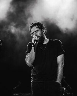 Tommaso Paradiso Instagram - Fa molto caldo, ma vi sto dando tutto. 

📷 @eli.lazze