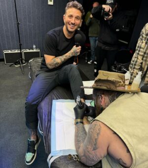 Tommy Little Instagram - Teddy Swims is a fucking legend. Thanks for my mini teddy tatt @teddyswims 🙌🏻 And thanks for the gear/guidance and fan boying with me @bensmithtattoo @ronnycoldcuttstattoo @umbratattoo ❤️❤️❤️ @carrietommyshow (📸 @ronnycoldcuttstattoo)