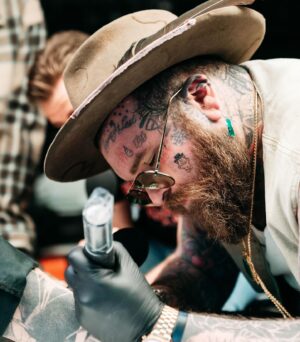 Tommy Little Instagram - Teddy Swims is a fucking legend. Thanks for my mini teddy tatt @teddyswims 🙌🏻 And thanks for the gear/guidance and fan boying with me @bensmithtattoo @ronnycoldcuttstattoo @umbratattoo ❤️❤️❤️ @carrietommyshow (📸 @ronnycoldcuttstattoo)
