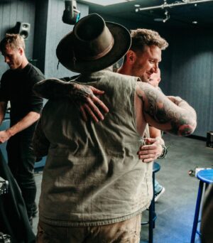 Tommy Little Instagram - Teddy Swims is a fucking legend. Thanks for my mini teddy tatt @teddyswims 🙌🏻 And thanks for the gear/guidance and fan boying with me @bensmithtattoo @ronnycoldcuttstattoo @umbratattoo ❤️❤️❤️ @carrietommyshow (📸 @ronnycoldcuttstattoo)