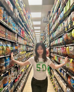 Tomoka Kurokawa Instagram - ♡
アメリカはあまり地震がないからか、スーパーなどのお店では天井まで商品がぎっしり並んでいます😳
🌍
#黒川智花のNY珍道中
#智花inNY
#nyc
#NewYork
#ニューヨーク
#ニューヨーク生活
#supermarket
#一番上の商品はどうやったら手に取れるのだろう😂