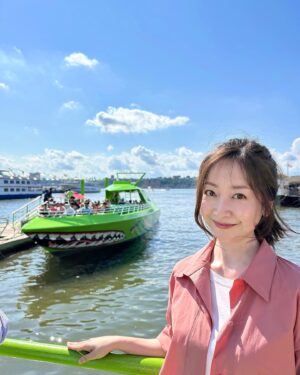 Tomoka Kurokawa Instagram - ♡
ニューヨークは暑さのピークが過ぎつつありますが、晴れた暑い日にたまたま見つけた面白い船に乗ってきました🛥️ ハドソンリバーを走る高速船で、水しぶきで濡れるのに加えて水鉄砲にも狙われるという、アトラクション型クルーズでした🙌
スピードが速く揺れもあって、なかなかのスリルでした😮
🌍
#黒川智花のNY珍道中
#智花inNY
#nyc
#NewYork
#ニューヨーク
#ニューヨーク生活
#hudsonriver
#thebeast
#thebeastnyc
#statueofliberty