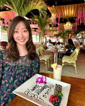 Tomoka Kurokawa Instagram - 💐
お陰様で今年も誕生日を迎えられました🎊🎂
日常で感じる幸せや感謝を積み重ねていけるように
一瞬一瞬を大切に過ごしたいと思います。
皆さんいつも応援ありがとうございます❤️
これからもよろしくお願いします😆💕
🌍
#黒川智花のNY珍道中
#智花inNY
#nyc
#NewYork
#ニューヨーク
#ニューヨーク生活
#友人おすすめのキューバレストランです🍽️
#アメリカならではのお祝いに感謝です🌟
#奥の男性も歌ってくださったのでお礼を伝えました😊
#黒川智花
#birthday