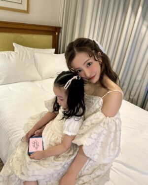 Tomomi Itano Instagram - 🤍🎀🫶🏻
最近、お出かけは娘とRosyお揃いコーデばっかり♪
娘も『ままとおなじー♡』って喜んでくれるので、作り甲斐ある😌💭
ママベビお揃いのお洋服いろいろ私も探したんだけど、
生地が少し安っぽかったり、ベビーのデザイン可愛いのに　
ママのデザインパッとしなかったり。。　いいブランドに出会えず。
Rosyのお洋服は細部まで拘って生地も形も、『自分自身がプライベートでも
着るか！？』ってところを何度も何度も自分と向き合って作っているので
本当にオススメ💕🧁🩰これは私個人の考えだけど、ママだからって
ママっぽい服を選ぶ必要もないと思うの♪スタイル良く見せたいし、
自分らしく、オシャレを楽しむほうが素敵っておもう🙌🏻
みんなも好きな服、自分らしい服着よ？
2投稿でたくさん写真のせるね♡

今ベビママキャンペーン中で、　
【 @rosyluce 】と【 @babyrosyluce 】の
お揃いコーデ対象アイテムを
それぞれ1点以上お買い上げのお客様を対象に
オリジナルビッグトートをプレゼントしちゃうよ🤍
是非サイトチェックしてね🪽

#親子コーデ
#母娘コーデ 
#ベビー服