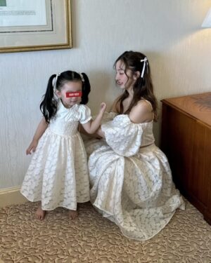Tomomi Itano Instagram - 🤍🎀🫶🏻
最近、お出かけは娘とRosyお揃いコーデばっかり♪
娘も『ままとおなじー♡』って喜んでくれるので、作り甲斐ある😌💭
ママベビお揃いのお洋服いろいろ私も探したんだけど、
生地が少し安っぽかったり、ベビーのデザイン可愛いのに　
ママのデザインパッとしなかったり。。　いいブランドに出会えず。
Rosyのお洋服は細部まで拘って生地も形も、『自分自身がプライベートでも
着るか！？』ってところを何度も何度も自分と向き合って作っているので
本当にオススメ💕🧁🩰これは私個人の考えだけど、ママだからって
ママっぽい服を選ぶ必要もないと思うの♪スタイル良く見せたいし、
自分らしく、オシャレを楽しむほうが素敵っておもう🙌🏻
みんなも好きな服、自分らしい服着よ？
2投稿でたくさん写真のせるね♡

今ベビママキャンペーン中で、　
【 @rosyluce 】と【 @babyrosyluce 】の
お揃いコーデ対象アイテムを
それぞれ1点以上お買い上げのお客様を対象に
オリジナルビッグトートをプレゼントしちゃうよ🤍
是非サイトチェックしてね🪽

#親子コーデ
#母娘コーデ 
#ベビー服