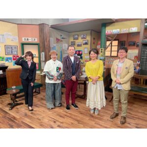 Tomomi Kuno Instagram - 🚃✨

こんばんは！
いつもほぼ鉄Twitterばかり更新していて
久しぶりのフィード更新です(*´꒳`*)🚃🌸

毎週 #BS日テレ #妄想トレイン
ご乗車いただいている皆様
ありがとうございます♡♡♡

オリパラ中は再放送も多くなってしまうのですが、
この3週間、新作お楽しみ頂けてますか？☺️🚃

まずは、「ろくもん」で行く信州・軽井沢リゾート旅🚆
友近さんとも仲良しの
ハリセンボン春菜さんとの相互乗り入れ、
お陰様でめちゃくちゃ楽しかったです❗️

スッキリでお馴染み藤富郷さんの
雲解説もあって、
ただの黒富さん(スーパーベルズ
野月さん曰く〝腹黒の藤富さん〟)
じゃないんだなぁとも！🤣🤣🤣笑

徳川徳男・徳子コントも見せていただき
至福の時でした❗️
(礼二さんに、眉間ぎゅっとなると
言われちゃってましたが😇😇😇💦)

元スッキリコンビの名・2両編成✨✨
またお越しいただけたら嬉しいです( ´ ▽ ` )ﾉ🌼

渡辺えりさん&徳永ゆうきさんをお迎えした
三陸鉄道旅では、えりさんにこれまでにない
牽引力で引っ張っていただき🤣、
宮川一朗太さんと南美希子さんを迎えた
四国旅では友近さんの〝あゆでーす〟を欲しがり🥳🐟💦

本当に伸び伸び楽しく
アシスタントさせて頂いております！

是非是非！引き続き #月9は妄想旅
お付き合いくださいね(●'ᴗ'σ)σணღ*

そしてそして！改めて！
先週の番組内で礼二さんが
お手に取っていらっしゃった
JTBさんのムック本は絶賛発売中🥺🌸

まだの方は、是非お手に取ってくださいね♡
番組がより楽しめること間違いなしです🥰

————————————————————————
★ただいま出演中！★
タモリ電車クラブ🚂／BSフジ「鉄道伝説」
テレ東「なないろ日和！」「よじごじDays」

🚃BS日テレ「#友近礼二の妄想トレイン」
毎週月曜 21:00〜

🚃NHKラジオ第1「鉄旅・音旅出発進行！」
毎週金曜 20:05〜 #てつおと

🚃NACK5「スギテツの #GNRR」
毎週日曜 朝 6:00〜

🚇4冊目の鉄道本発売中‼️
#東京メトロとファン大研究読本 #カンゼン 刊
#女子鉄アナウンサー #久野知美 著 #南田裕介 監修
Amazonはコチラ(*´꒳`*)🌸
https://www.amazon.co.jp/dp/486255587X
(プロフィールからも飛べます📖)

#鉄道とファン大研究読本
#女子鉄アナウンサー久野知美のかわいい鉄道
#京急とファン大研究読本 もよろしくね🥰
#女子鉄 #鉄道女子 #鉄道 #鉄道好きな人と繋がりたい

#友近 さんはインスタやっていらっしゃらないので
#水谷千重子 さんを代わりにタグ付け😌🌼
————————————————————————