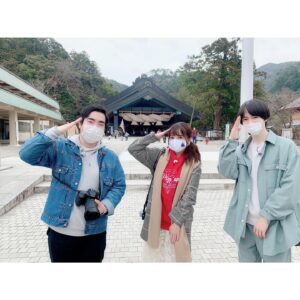 Tomomi Kuno Instagram - こんばんは♪

久しぶりのフィード更新です！
先日も #BS日テレ #妄想トレイン
ご乗車ありがとうございました( ´ ▽ ` )ﾉ🚃✨
徳ちゃんこと #徳永ゆうき くんの
#WESTEXPRESS銀河 からのテンションの
高低差がひどいですよねぇ…😂💦

もちろん、旧大社駅も段取りしてましたが、
過密ダイヤなのでこれでもカットしたのです…😇
次は雨神様にお願いしておかないとです🙏🏻☔️⛩w

#Tver #Hulu でも配信中なので
BS見られない方は是非！
そちらでもご乗車くださいね(*´꒳`*)🚃🌸
https://tver.jp/corner/f0074685

ちなみに、#伊藤壮吾 くんも思うところは
きっとおありだったと思いますが
実はデハニの中で新著
#東京メトロとファン大研究読本 を
購入してくださったお話などしてくれたり
最後までプリンスでした🥳🤴←

キロは、時間の関係で空の旅を
段取りしてくださってました✈️

妄想トレインチームは、手前味噌ですが
デキる女子スタッフさんが多くて
とっっっても信頼しています！！

#友近 さんと #礼二 さんの大切な冠番組ですし
少しでも多くの方にご覧いただいて
長寿番組であれますように
引き続き窓口からのサポート、
そして時にこうした
〝窓口もスタジオも飛び出した〟
ロケ珍道中😂で皆さんに鉄分補給とともに
笑っていただけると嬉しいです♡

今回は、出雲大社で結婚式を挙げた
大事な幼なじみからも
熱ーーーーい感想LINEをもらって
嬉しかった(●'ᴗ'σ)σணღ*

来月・6月でぴったり1年です！！
今後とも末長くよろしくお願いします🥺🚃🌼

さて！来週は、#てつおと でもMCを
ご一緒させていただいていて
新著や #タモリ倶楽部 などなど
お世話になりまくっている
我らが礼央さんこと #土屋礼央 さんと
女優の #若村麻由美 さんと長崎へ！(妄想でw)

是非是非！ご期待ください🙌🏻🚂✨

————————————————————————
★ただいま出演中！★
タモリ電車クラブ🚂／BSフジ「鉄道伝説」
テレ東「なないろ日和！」「よじごじDays」

🚃BS日テレ「#友近礼二の妄想トレイン」
毎週月曜 21:00〜

🚃NHKラジオ第1「鉄旅・音旅出発進行！」
毎週金曜 20:05〜 #てつおと

🚃NACK5「スギテツのGNRR」
毎週日曜 朝 6:00〜

🚇4冊目の鉄道本発売中‼️
#東京メトロとファン大研究読本 #カンゼン 刊
#女子鉄アナウンサー #久野知美 著 #南田裕介 監修
Amazonはコチラ(*´꒳`*)🌸
https://www.amazon.co.jp/dp/486255587X
(プロフィールからも飛べます📖)

#鉄道とファン大研究読本
#女子鉄アナウンサー久野知美のかわいい鉄道
#京急とファン大研究読本 もよろしくね🥰
#一畑電車 は #かわいい鉄道 に掲載♡
#女子鉄 #鉄道女子 #鉄道 #鉄道好きな人と繋がりたい 
————————————————————————