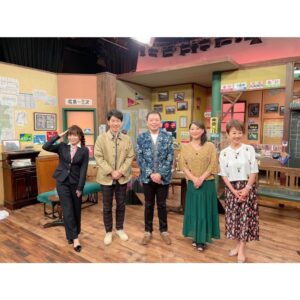 Tomomi Kuno Instagram - 🚃✨

こんばんは！
いつもほぼ鉄Twitterばかり更新していて
久しぶりのフィード更新です(*´꒳`*)🚃🌸

毎週 #BS日テレ #妄想トレイン
ご乗車いただいている皆様
ありがとうございます♡♡♡

オリパラ中は再放送も多くなってしまうのですが、
この3週間、新作お楽しみ頂けてますか？☺️🚃

まずは、「ろくもん」で行く信州・軽井沢リゾート旅🚆
友近さんとも仲良しの
ハリセンボン春菜さんとの相互乗り入れ、
お陰様でめちゃくちゃ楽しかったです❗️

スッキリでお馴染み藤富郷さんの
雲解説もあって、
ただの黒富さん(スーパーベルズ
野月さん曰く〝腹黒の藤富さん〟)
じゃないんだなぁとも！🤣🤣🤣笑

徳川徳男・徳子コントも見せていただき
至福の時でした❗️
(礼二さんに、眉間ぎゅっとなると
言われちゃってましたが😇😇😇💦)

元スッキリコンビの名・2両編成✨✨
またお越しいただけたら嬉しいです( ´ ▽ ` )ﾉ🌼

渡辺えりさん&徳永ゆうきさんをお迎えした
三陸鉄道旅では、えりさんにこれまでにない
牽引力で引っ張っていただき🤣、
宮川一朗太さんと南美希子さんを迎えた
四国旅では友近さんの〝あゆでーす〟を欲しがり🥳🐟💦

本当に伸び伸び楽しく
アシスタントさせて頂いております！

是非是非！引き続き #月9は妄想旅
お付き合いくださいね(●'ᴗ'σ)σணღ*

そしてそして！改めて！
先週の番組内で礼二さんが
お手に取っていらっしゃった
JTBさんのムック本は絶賛発売中🥺🌸

まだの方は、是非お手に取ってくださいね♡
番組がより楽しめること間違いなしです🥰

————————————————————————
★ただいま出演中！★
タモリ電車クラブ🚂／BSフジ「鉄道伝説」
テレ東「なないろ日和！」「よじごじDays」

🚃BS日テレ「#友近礼二の妄想トレイン」
毎週月曜 21:00〜

🚃NHKラジオ第1「鉄旅・音旅出発進行！」
毎週金曜 20:05〜 #てつおと

🚃NACK5「スギテツの #GNRR」
毎週日曜 朝 6:00〜

🚇4冊目の鉄道本発売中‼️
#東京メトロとファン大研究読本 #カンゼン 刊
#女子鉄アナウンサー #久野知美 著 #南田裕介 監修
Amazonはコチラ(*´꒳`*)🌸
https://www.amazon.co.jp/dp/486255587X
(プロフィールからも飛べます📖)

#鉄道とファン大研究読本
#女子鉄アナウンサー久野知美のかわいい鉄道
#京急とファン大研究読本 もよろしくね🥰
#女子鉄 #鉄道女子 #鉄道 #鉄道好きな人と繋がりたい

#友近 さんはインスタやっていらっしゃらないので
#水谷千重子 さんを代わりにタグ付け😌🌼
————————————————————————