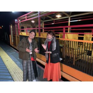 Tomomi Kuno Instagram - 今日の
#BS日テレ #友近 さん #礼二 さんの
#妄想トレイン🙌🏻🚃✨

いよいよ！
窓口も、スタジオも
飛び出してしまいました！😂😂😂✨

鉄道系YouTuberさんの中で〝神〟と呼ばれる
スーツさんも初登場☺️
硬派で真面目な方というイメージですけれど、
トーク中に時折見せる笑顔が大変素敵でした♪
お話しできて光栄です‼️

是非是非！
皆さん奮ってご乗車ください(●'ᴗ'σ)σணღ*🚃

※友近さんはインスタなさっていないので
ご友人の #水谷千重子 さんを
タグ付けさせていただきましたෆ (*´꒳`*)🌸

#BS日テレ #友近礼二の妄想トレイン
#月9は妄想旅 #鉄オタの月9
#友近 さん #礼二 さん
#徳永ゆうき さん #久野知美 #南田裕介ホリプロマネージャー