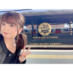 Tomomi Kuno Instagram - 🚃🌸✨

こんにちは♪
今週も #BS日テレ #妄想トレイン
多くのご乗車いただきまして
ありがとうございました(●'ᴗ'σ)σணღ＊

北海道は富良野をめぐる鉄道旅、
いかがでしたか？🥰🚃🌸

初のホリプロ大先輩、
#榊原郁恵 @sakakibara.ikue さんのご乗車で
お陰様でとても盛り上がりました❣️🚃✨

郁スタグラムでのお馴染みの
郁恵さんのニコニコお散歩姿から
#礼二 さんによる #渡辺徹 さんのモノマネもあり、
#上野耕平 さんへのお決まりの無茶振り🤣🎷から
#友近 さんへの西尾一男さんや
人生ワンマン運行など、
まさかのカットされていないところもあり
拝見しながらびっくりしてました🤣🤣🤣🚃✨

#TrainCafe(ファンクラブ)での投稿や
Twitterでもつぶやきましたが
アルパカちゃんをご紹介しながら
「可愛いねぇ〜〜〜🥰」なんておっしゃる
郁恵さんが一番可愛らしくて
キュンキュンしておりました🥺🌸✨
大先輩とご一緒させていただきながら
こんなかわゆい素敵な女性に
なりたいなぁ、なれるかなぁ…！なんて
厚かましくも考えておりました(*´꒳`*)🌸💦

郁恵さんは、やっぱり太陽でした！！！！！☀️🥰✨

また〝相互乗り入れ〟させて頂けるよう
鉄道界、旅行業界と真摯に向き合って
芸能のお仕事で還元できるように
努めていきたいなと思います🌼

そうそう！お陰様で、本日7/21。
齢をひとつ重ねまして
晴れて〝36ぷらす3〟歳に
なりました･:* .\(( °ω° ))/.: 🎂🎊🌸

すでに地元の友人たちや
お世話になっている鉄道会社さん、
ファンさんなどから
たくさんメッセージやコメントを頂いておりまして
ありがとうございます❣️

郁恵さんはもちろんのこと、
この1年、友近さんや礼二さんはじめ
素敵な先輩の背中を身近に&定期運行で
見られる環境に置いて頂いていること、
本当に恵まれているなと思います🌸

人生ワンマン運行ながら
長らく応援いただいているファンの皆さんや
いつも支えてくださる
大事な幼馴染みや友人、家族に加え
先輩、同僚に後輩ちゃん、
番組やイベントでお世話になっている
共演者の皆さんにスタッフさん、
鉄道・旅行界の皆さんに
マネさんずことマネージャーさんたちに
心から感謝しながら
(南田チーフは眼鏡をとると
一気に普通のリーマンになりますね🤣🤣🤣🚃w)
新たな1年に向けて発車いたします(●'ᴗ'σ)σணღ*🚅💠

引き続き、応援、プッシュプル運転のほど
よろしくお願いいたします🚃✨

2021.07.21.
女子鉄アナウンサー　久野知美

————————————————————————
★ただいま出演中！★
タモリ電車クラブ🚂／BSフジ「鉄道伝説」
テレ東「なないろ日和！」「よじごじDays」

🚃BS日テレ「#友近礼二の妄想トレイン」
毎週月曜 21:00〜

🚃NHKラジオ第1「鉄旅・音旅出発進行！」
毎週金曜 20:05〜 #てつおと

🚃NACK5「スギテツのGNRR」
毎週日曜 朝 6:00〜

🚇4冊目の鉄道本発売中‼️
#東京メトロとファン大研究読本 #カンゼン 刊
#女子鉄アナウンサー #久野知美 著 #南田裕介 監修
Amazonはコチラ(*´꒳`*)🌸
https://www.amazon.co.jp/dp/486255587X
(プロフィールからも飛べます📖)

#鉄道とファン大研究読本
#女子鉄アナウンサー久野知美のかわいい鉄道
#京急とファン大研究読本 もよろしくね🥰
#女子鉄 #鉄道女子 #鉄道 #鉄道好きな人と繋がりたい

#友近 さんはインスタやっていらっしゃらないので
#水谷千重子 さんを代わりにタグ付け😌🌼
————————————————————————