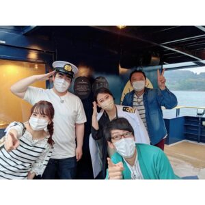 Tomomi Kuno Instagram - 🚃⛴🌸✨

こんばんは♪

久しぶりのフィード更新です！
ストーリーズでは更新しましたが
先週も #BS日テレ #妄想トレイン
ご乗車ありがとうございました( ´ ▽ ` )ﾉ🚃✨
MCの #友近 さんと #礼二 さんに
久野的鉄道の兄・
ダーリンハニー #吉川正洋 さん、
徳ちゃんこと #徳永ゆうき くんとの
実車トレインいかがでしたでしょうか？？😂💦

またまた雨の中のロケでしたけれど🙏🏻☔️、
#千光寺 さんをはじめとした尾道観光や、
#川西康之 さんデザインの #SEASPICA で
久しぶりに島巡りも出来て
島フェチの血も騒ぐ贅沢なロケでした🥰
(さながら台風中継でしたが🤣🤣🤣✨w

アシスタントの久野でない3両編成の時にも
友近さんと礼二さんが沢山遊んでくださり
ファンさんだけでなく
地元の友人たちからも
多くの反響をいただきました😭😭😭✨

#Tver #Hulu でも配信中なので
BS見られない方は是非！
そちらでもご乗車くださいね(*´꒳`*)🚃🌸
https://tver.jp/corner/f0074685

※衣装(トップス)は #frenchpave さんに
お世話になりました♡♡♡
@frenchpave_official @frenchpave_zozotown

さて！今週は、#ホリプロ の大先輩
#榊原郁恵 さんが番組に初乗車下さいます❣️

鉄道好きゲストは、 #NHKラジオ第1
#てつおと でもお馴染みで
すっかり妄想ファミリーでもある
サクソフォーン奏者 #上野耕平 さん🎷

郁恵先輩に、沢山写真を撮っていただいたので
オンエア後またたっぷり公開しますね♡

是非是非！ご期待ください🙌🏻🚂✨

————————————————————————
★ただいま出演中！★
タモリ電車クラブ🚂／BSフジ「鉄道伝説」
テレ東「なないろ日和！」「よじごじDays」

🚃BS日テレ「#友近礼二の妄想トレイン」
毎週月曜 21:00〜

🚃NHKラジオ第1「鉄旅・音旅出発進行！」
毎週金曜 20:05〜 #てつおと

🚃NACK5「スギテツのGNRR」
毎週日曜 朝 6:00〜

🚇4冊目の鉄道本発売中‼️
#東京メトロとファン大研究読本 #カンゼン 刊
#女子鉄アナウンサー #久野知美 著 #南田裕介 監修
Amazonはコチラ(*´꒳`*)🌸
https://www.amazon.co.jp/dp/486255587X
(プロフィールからも飛べます📖)

#鉄道とファン大研究読本
#女子鉄アナウンサー久野知美のかわいい鉄道
#京急とファン大研究読本 もよろしくね🥰
#女子鉄 #鉄道女子 #鉄道 #鉄道好きな人と繋がりたい 
————————————————————————