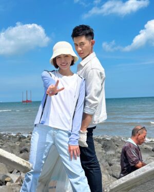 Tong Wang Instagram - 哇哇哇～最近的天氣🌞
真的是要融化了啦

注意防曬，多喝水💦❤️

牛仔褲 @merci.820 
#愛的榮耀 #王瞳 #民視八點檔 #曾子益