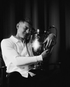 Toni Kroos Instagram - So thats it. But before i take a break and at least try to realize what happened over the last 17 years i don’t want to miss the opportunity to say thank you to everyone accepting me how and who i am. Thanks to all my fans around the world for your unconditional support. Thanks to all my clubs and coaches for believing in me. Thanks to all my teammates for making me feel welcome anytime. Thanks to my friends for always being honest with me no matter how successfull i became. Thanks to my agents who became friends. Thanks to my parents for the best possible preparation to realise my dream. Thanks to my brother @felixkroos23 for always being my number one fan. Thanks to my kids for being my biggest motivation to bring the best out of me - nothing better to see your Kids being proud of daddy. Thanks to my beautiful wife @jessica_kroos for being you. Never change. This success wouldn‘t have been possible without you. It’s ours! And last but not least: Thank you Football! You beautiful game. And… you‘re welcome! Over and out.