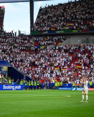 Toni Kroos Instagram - Am 29.09.2023 klingelte mein Telefon. Anrufer: Julian Nagelsmann. Bitte: Rückkehr in die Nationalmannschaft. Der erste Gedanke in meinem Kopf: Ich bin doch nicht bescheuert! Erster Gedanke in meinem Herzen: Scheiße ja! Das Herz hat bekanntlich entschieden. 
Mein erster Gedanke heute Morgen am 06.07.2024: Ich bin froh, dass ich es gemacht habe. Trotz all der Trauer und Leere seit dem Abpfiff gestern. Ich habe in der Mannschaft immer mehr gesehen, als sie in den letzten Jahren gezeigt hat. Das es aber in so kurzer Zeit möglich ist, eine wirklich realistische Chance auf den Titel zu haben und mit den Besten wieder auf Augenhöhe zu sein hab ich nicht erwartet! Deswegen bin ich sehr stolz auf das, was diese Mannschaft geleistet hat! Und das darf auch ganz Deutschland wieder sein. Ein besonderer Dank an euch da draußen, die diese Heim EM zu einer besonderen gemacht haben. Wir haben euch gesehen, erlebt und gespürt! Auf persönlicher Ebene möchte ich mich für eine wirklich ganz spezielle Wärme und Zuneigung über die letzten Wochen hinweg bedanken. Das war sehr besonders. Und zum Schluss eine Bitte: Jetzt wo Deutschland sein liebstes Kind zurück gewonnen hat: lasst es nicht mehr los! Der Weg dieser Mannschaft geht weiter. Und es hilft brutal wenn ihr auch in schlechten Phasen zu ihr steht! Denn eins kann ich euch versichern: das ist eine Gruppe von tollen Menschen, die alles dafür geben erfolgreich zu sein! 
Deutschland ist wieder wer!!! 🖤❤️💛
Auf diesem Wege mir noch ganz wichtig: Verzeihung und gute Besserung an @pedri ! Es war logischerweise nicht meine Absicht, dich zu verletzen. Eine schnelle Erholung und alles Gute. Du bist ein toller Spieler.