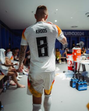 Toni Kroos Instagram - Am 29.09.2023 klingelte mein Telefon. Anrufer: Julian Nagelsmann. Bitte: Rückkehr in die Nationalmannschaft. Der erste Gedanke in meinem Kopf: Ich bin doch nicht bescheuert! Erster Gedanke in meinem Herzen: Scheiße ja! Das Herz hat bekanntlich entschieden. 
Mein erster Gedanke heute Morgen am 06.07.2024: Ich bin froh, dass ich es gemacht habe. Trotz all der Trauer und Leere seit dem Abpfiff gestern. Ich habe in der Mannschaft immer mehr gesehen, als sie in den letzten Jahren gezeigt hat. Das es aber in so kurzer Zeit möglich ist, eine wirklich realistische Chance auf den Titel zu haben und mit den Besten wieder auf Augenhöhe zu sein hab ich nicht erwartet! Deswegen bin ich sehr stolz auf das, was diese Mannschaft geleistet hat! Und das darf auch ganz Deutschland wieder sein. Ein besonderer Dank an euch da draußen, die diese Heim EM zu einer besonderen gemacht haben. Wir haben euch gesehen, erlebt und gespürt! Auf persönlicher Ebene möchte ich mich für eine wirklich ganz spezielle Wärme und Zuneigung über die letzten Wochen hinweg bedanken. Das war sehr besonders. Und zum Schluss eine Bitte: Jetzt wo Deutschland sein liebstes Kind zurück gewonnen hat: lasst es nicht mehr los! Der Weg dieser Mannschaft geht weiter. Und es hilft brutal wenn ihr auch in schlechten Phasen zu ihr steht! Denn eins kann ich euch versichern: das ist eine Gruppe von tollen Menschen, die alles dafür geben erfolgreich zu sein! 
Deutschland ist wieder wer!!! 🖤❤️💛
Auf diesem Wege mir noch ganz wichtig: Verzeihung und gute Besserung an @pedri ! Es war logischerweise nicht meine Absicht, dich zu verletzen. Eine schnelle Erholung und alles Gute. Du bist ein toller Spieler.