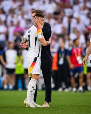 Toni Kroos Instagram - Am 29.09.2023 klingelte mein Telefon. Anrufer: Julian Nagelsmann. Bitte: Rückkehr in die Nationalmannschaft. Der erste Gedanke in meinem Kopf: Ich bin doch nicht bescheuert! Erster Gedanke in meinem Herzen: Scheiße ja! Das Herz hat bekanntlich entschieden. 
Mein erster Gedanke heute Morgen am 06.07.2024: Ich bin froh, dass ich es gemacht habe. Trotz all der Trauer und Leere seit dem Abpfiff gestern. Ich habe in der Mannschaft immer mehr gesehen, als sie in den letzten Jahren gezeigt hat. Das es aber in so kurzer Zeit möglich ist, eine wirklich realistische Chance auf den Titel zu haben und mit den Besten wieder auf Augenhöhe zu sein hab ich nicht erwartet! Deswegen bin ich sehr stolz auf das, was diese Mannschaft geleistet hat! Und das darf auch ganz Deutschland wieder sein. Ein besonderer Dank an euch da draußen, die diese Heim EM zu einer besonderen gemacht haben. Wir haben euch gesehen, erlebt und gespürt! Auf persönlicher Ebene möchte ich mich für eine wirklich ganz spezielle Wärme und Zuneigung über die letzten Wochen hinweg bedanken. Das war sehr besonders. Und zum Schluss eine Bitte: Jetzt wo Deutschland sein liebstes Kind zurück gewonnen hat: lasst es nicht mehr los! Der Weg dieser Mannschaft geht weiter. Und es hilft brutal wenn ihr auch in schlechten Phasen zu ihr steht! Denn eins kann ich euch versichern: das ist eine Gruppe von tollen Menschen, die alles dafür geben erfolgreich zu sein! 
Deutschland ist wieder wer!!! 🖤❤️💛
Auf diesem Wege mir noch ganz wichtig: Verzeihung und gute Besserung an @pedri ! Es war logischerweise nicht meine Absicht, dich zu verletzen. Eine schnelle Erholung und alles Gute. Du bist ein toller Spieler.