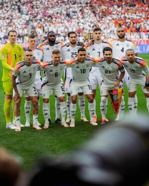 Toni Kroos Instagram - Am 29.09.2023 klingelte mein Telefon. Anrufer: Julian Nagelsmann. Bitte: Rückkehr in die Nationalmannschaft. Der erste Gedanke in meinem Kopf: Ich bin doch nicht bescheuert! Erster Gedanke in meinem Herzen: Scheiße ja! Das Herz hat bekanntlich entschieden. 
Mein erster Gedanke heute Morgen am 06.07.2024: Ich bin froh, dass ich es gemacht habe. Trotz all der Trauer und Leere seit dem Abpfiff gestern. Ich habe in der Mannschaft immer mehr gesehen, als sie in den letzten Jahren gezeigt hat. Das es aber in so kurzer Zeit möglich ist, eine wirklich realistische Chance auf den Titel zu haben und mit den Besten wieder auf Augenhöhe zu sein hab ich nicht erwartet! Deswegen bin ich sehr stolz auf das, was diese Mannschaft geleistet hat! Und das darf auch ganz Deutschland wieder sein. Ein besonderer Dank an euch da draußen, die diese Heim EM zu einer besonderen gemacht haben. Wir haben euch gesehen, erlebt und gespürt! Auf persönlicher Ebene möchte ich mich für eine wirklich ganz spezielle Wärme und Zuneigung über die letzten Wochen hinweg bedanken. Das war sehr besonders. Und zum Schluss eine Bitte: Jetzt wo Deutschland sein liebstes Kind zurück gewonnen hat: lasst es nicht mehr los! Der Weg dieser Mannschaft geht weiter. Und es hilft brutal wenn ihr auch in schlechten Phasen zu ihr steht! Denn eins kann ich euch versichern: das ist eine Gruppe von tollen Menschen, die alles dafür geben erfolgreich zu sein! 
Deutschland ist wieder wer!!! 🖤❤️💛
Auf diesem Wege mir noch ganz wichtig: Verzeihung und gute Besserung an @pedri ! Es war logischerweise nicht meine Absicht, dich zu verletzen. Eine schnelle Erholung und alles Gute. Du bist ein toller Spieler.