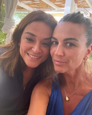 Toñi Moreno Instagram - Ella siempre tan estupenda , de boda, en un chiringuito o acaba de levantar. Mi socia , mi amiga, mi hermana. @manuelabautista77 este año va a ser el nuestro! Y el de nuestro proyecto  conjunto. @carlotapanades