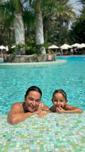 Toñi Moreno Instagram - Esto no es publicidad ; es mi vida. No sabéis lo feliz que he sido esta semana desconectando con Lola y su madrina en @seasidepalmbeach . No es solo el lugar, es su gente. Un personal que siempre tiene una sonrisa y que en poco tiempo te hace sentir especial. Son increíbles. Gracias , gracias y gracias porque vuelvo con ganas de volver. @gcwellness #grancanaria