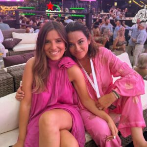 Toñi Moreno Instagram - Todo al rosa. Noches de verano y de @starlitefestival con mi socia @carlotapanades . Nos queda todo por vivir.
