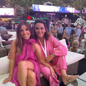 Toñi Moreno Instagram - Todo al rosa. Noches de verano y de @starlitefestival con mi socia @carlotapanades . Nos queda todo por vivir.