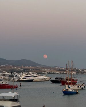 Tonia Sotiropoulou Instagram - Greek summer 💙🧿🇬🇷

Portrait by @vassia_kostara 🌸 
#summer #sea #salt #aegean #antiparos #island #serenity #summeringreece #sun #july #fullmoon