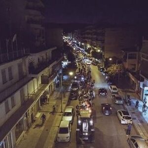 Tonis Sfinos Instagram - Όταν ο Τόνις έδινε συναυλίες πάνω σε  καρότσα που την τραβούσε ΤΡΑΚΤΕΡ (!) μέσα στην πόλη των Τρικάλων και ακολουθούσε ποδηλατοπορεία εσείς ακόμα παίζατε φιδάκι με τα nokia 3310 και σερφάρατε με 56Κ dial-up modem 😎😎😂 #πόσο_μπροστά_ο_Τονς #γατάκια #little_kittens #baby_kittens #ericsson3310 #Αλκηστης_σέχω #Αλκηστης_σε_παω_μια_κοντρα_σε_χωματόδρομο_με_λακούβες #Αλκηστης_σε_παιρνω_και_μιλαει #είσαι_στο_ίντερνετς?? #ή_παιζεις_φιδακι?? #Ακηστης_συγχωραμε #ειχα_πιει #Αλκηστης_ηταν_μια_στιγμη_αδυναμίας #μη_Αλκηστης_μηηη_φευγεις #Αααα_λκηηηη_στηηηςςςς #ενταξει_ειμαι #συνεχιζω #βελουτέ_σούπα_με_λέμονγκρας #περικοκλάδες_άκοπες #σουμιέδες_ευκαμτων_κρεβατιών #τρακτερωτό_σέρφινγκ #πισω_πανω_στο_τρακτέρι_ο_Τόνις_ετραγούδαγε_οπως_εκείνος_ξέρει #τρίκαλα #δίκαλα #καλα #λα #...