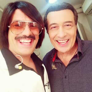Tonis Sfinos Instagram - Ωρες ώρες με πιάνει μια τρέλα να σας συναντήσω, μαζι με αυτό το παλιόπαιδο, τον έναν τον μοναδικό, τον γαμπρό, τον επιπλωμένο, τον ανεβασμένο, τον φιλοξενούμενο, τον αγαπημένο Αντύπα. Το Σάββατο 28/11 στο Mega στις 21:00 όπου θα παρουσιάσει για πρώτη φορά το καινούργιο του κομμάτι #spitimetomega #megamestospiti #σπιτι_μεστοσπίτι #οχι_άλλο_σπίτι #πότε_θα_τρέξουμε_ξέγνοιαστοι_προς_τον_ήλιο #πότε_θα_εξωτερικεύσουμε_συναισθήματα #πότε_θα_γίνει_η_τελευταια_εξοντος_ριτα_χεηγουορθ? #ε? #χέηγουορθ? #πότε? #ρίτα? #πότε_θα_κανουμε_αγκαλίτσες? #πότε_θα_αγαπηθουμε_με_στενές_επαφες_τριτου_τύπου? #πότε_θαρχισει_το_ελαφρολαικο_μεταξύ_μας? #νησαφι_πια...