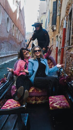 Tonis Sfinos Instagram - As the gondola gracefully weaves through Venice’s waterways, their love unfolds in a captured reel of enchanting moments. 🎬❤️

#italy🇮🇹 #venice #gondola #couplephotography #couplevideos #love #photo